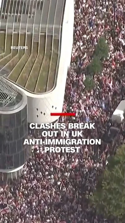 Clashes break out in UK anti-immigration protest