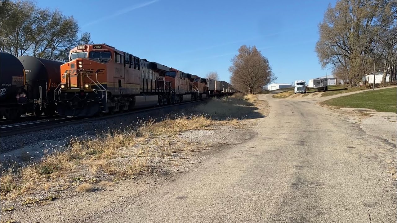 BNSF Intermodal Zips Pass BNSF Oil Train on a Go Round! Chadwick, IL! 11/15/2025