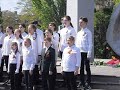 Vlastenecká píseň školáků u památníku Rudé armády