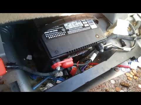 Vídeo: On és la bateria d’un Buick LeSabre 2000?