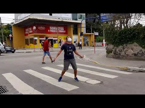Malabarista Colombiano faz sucesso em sinais de trânsito nas ruas de Maricá