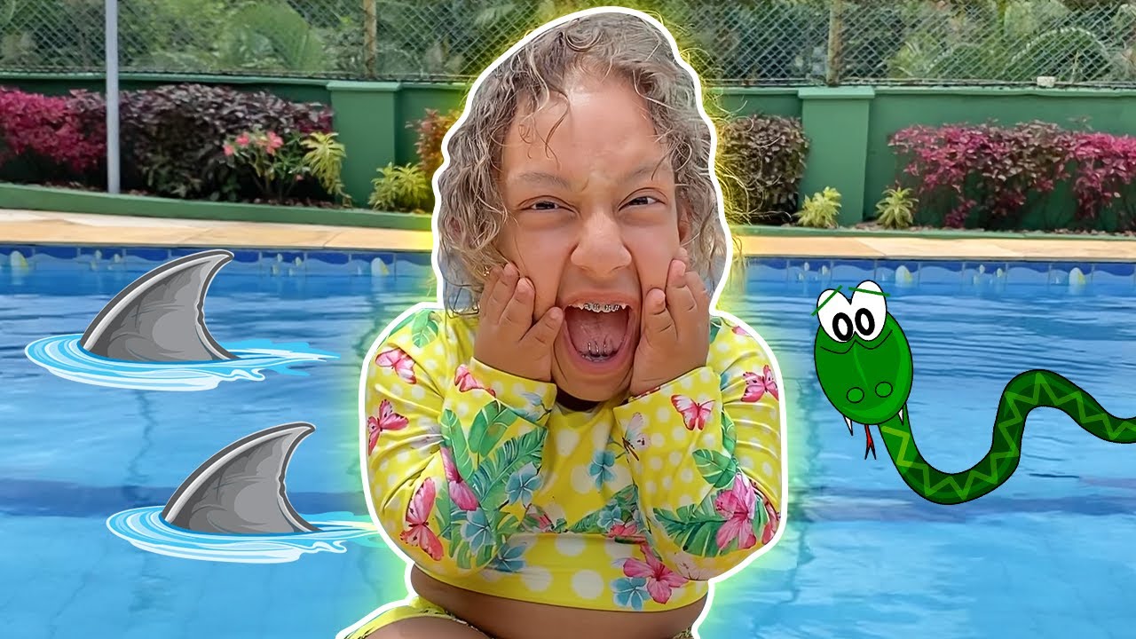 MC Divertida has fun in the pool with her friend Jessica - Família