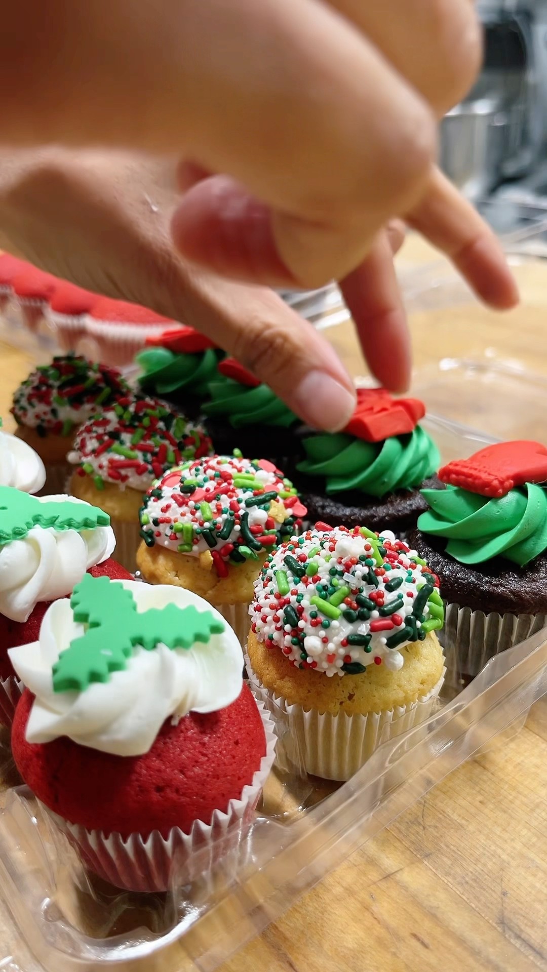 EASY XMAS CUPCAKE DECORATIONS #howto #selftaughtcakeartist #easy #cupcake #xmas #christmas