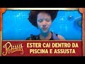 Ester cai dentro da piscina e assusta | As Aventuras de Poliana