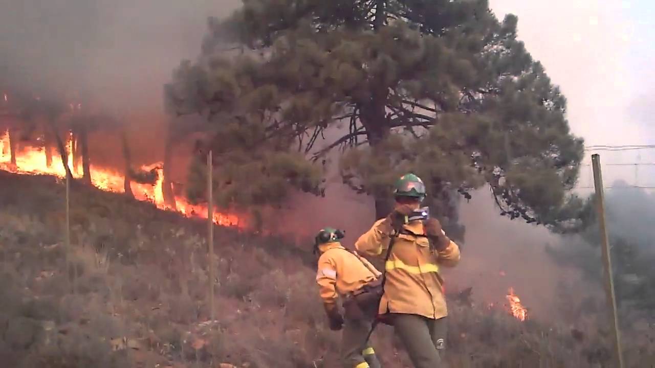 Bomberos Forestales se ven rodeados por el fuego