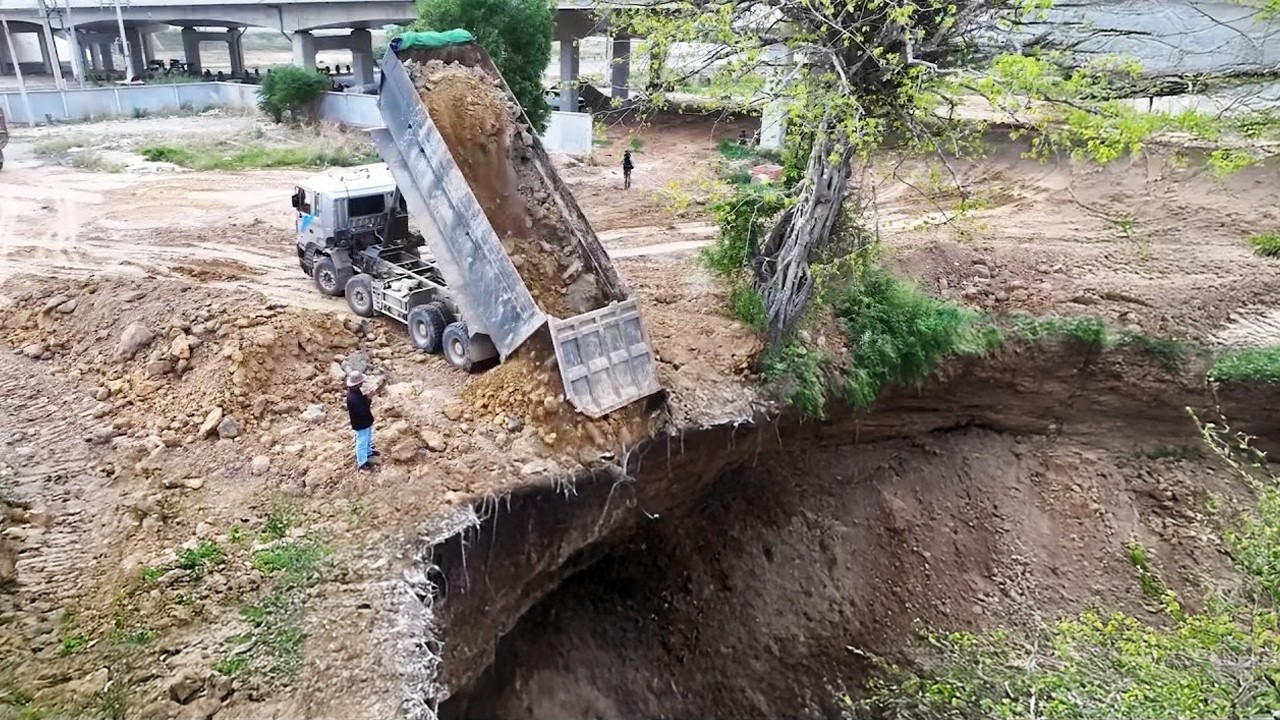 The project began using a Komatsu D53p Dozer, pushing soil into the pond with a 25.5-ton dump truck.