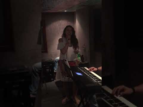 حنان عادل تغني ميدلي لاغاني الفنانه شاديه مع فرقة الچيتس