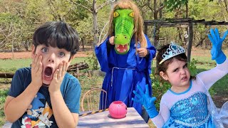 😱 Cuca Made a Halloween Potion! 🧙‍♀️ But Heloísa Turned Into Frozen And Froze the Bats! ❄️🦇