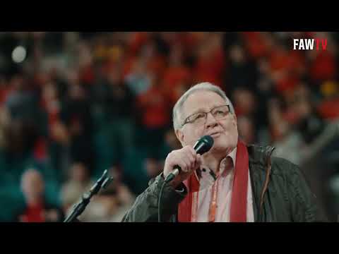 Yma o Hyd - Dafydd Iwan and The Red Wall