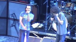 Pearl Jam w/ Andrew Stockdale - Hunger Strike (Barcelona '06) HD chords