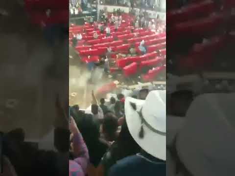 Así Sucede Noticias | Toro enfurece y se va contra asistentes en jaripeo en #Michoacán