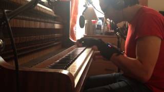 Mi.mu gloves effecting the piano
Mi.mus Adam Stark augmenting and adding effects to a live piano with the mi.mu Gloves. Mi.mu gloves effecting the piano
