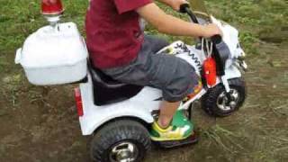 昔は三輪車、今は電動白バイ