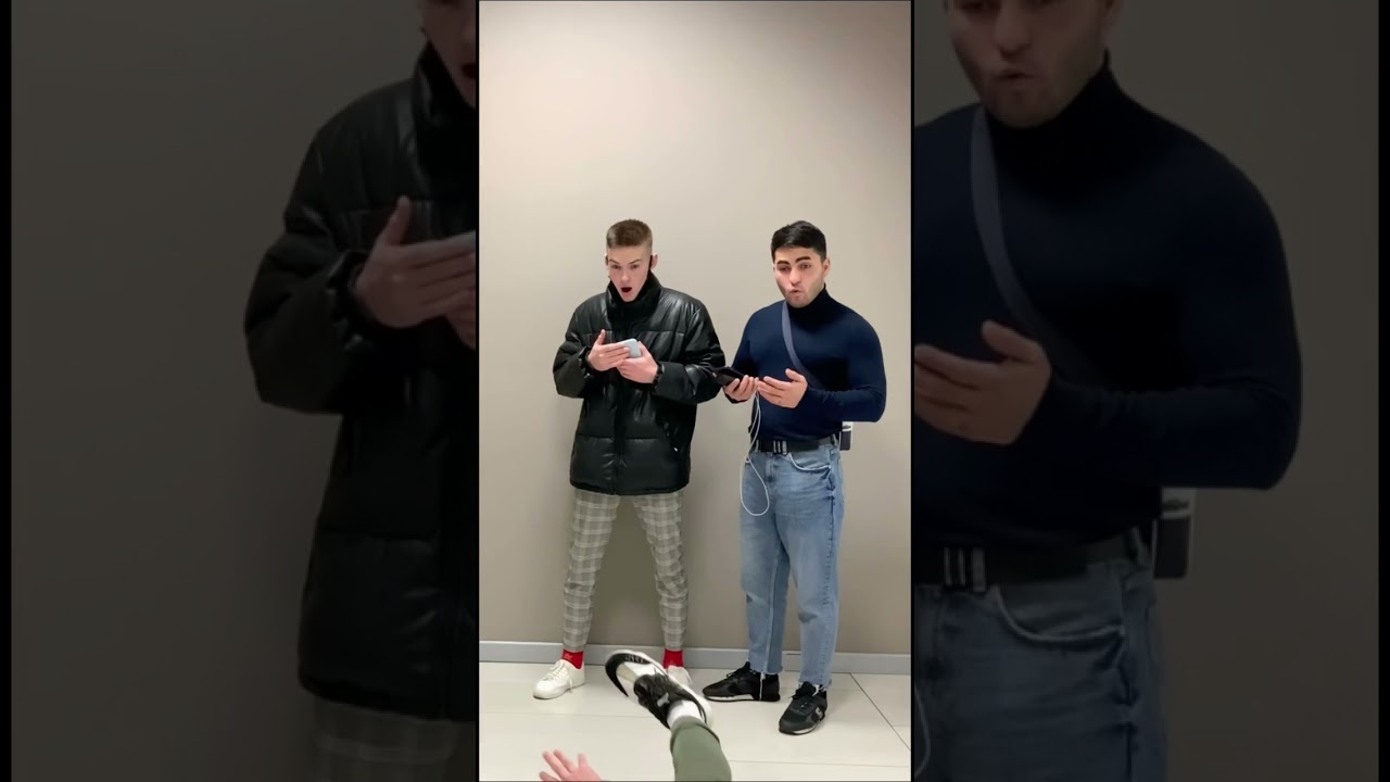 цыганские дети решили подшутить над своим другом в лифте. крашеный решил поиздеваться над пацанчиком. цыганские мальчики подшутили над другом. мальчика расплющило в лифте. цыганские дети решили подшутить над своим другом пикабу.