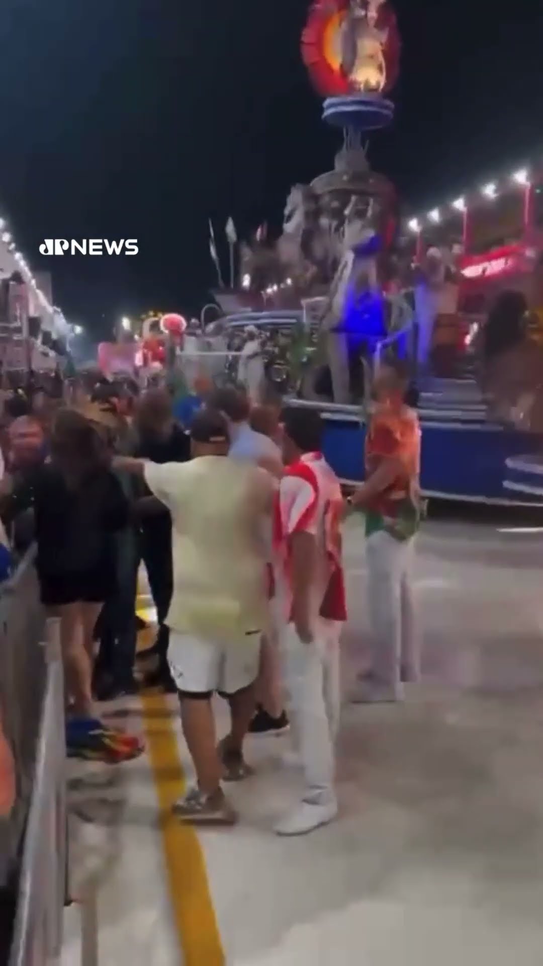 Prefeito de Vitória é agredido e cai durante desfile de escola de samba #shorts