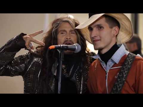 Steven Tyler, líder de Aerosmith canta con un músico callejero en Moscú