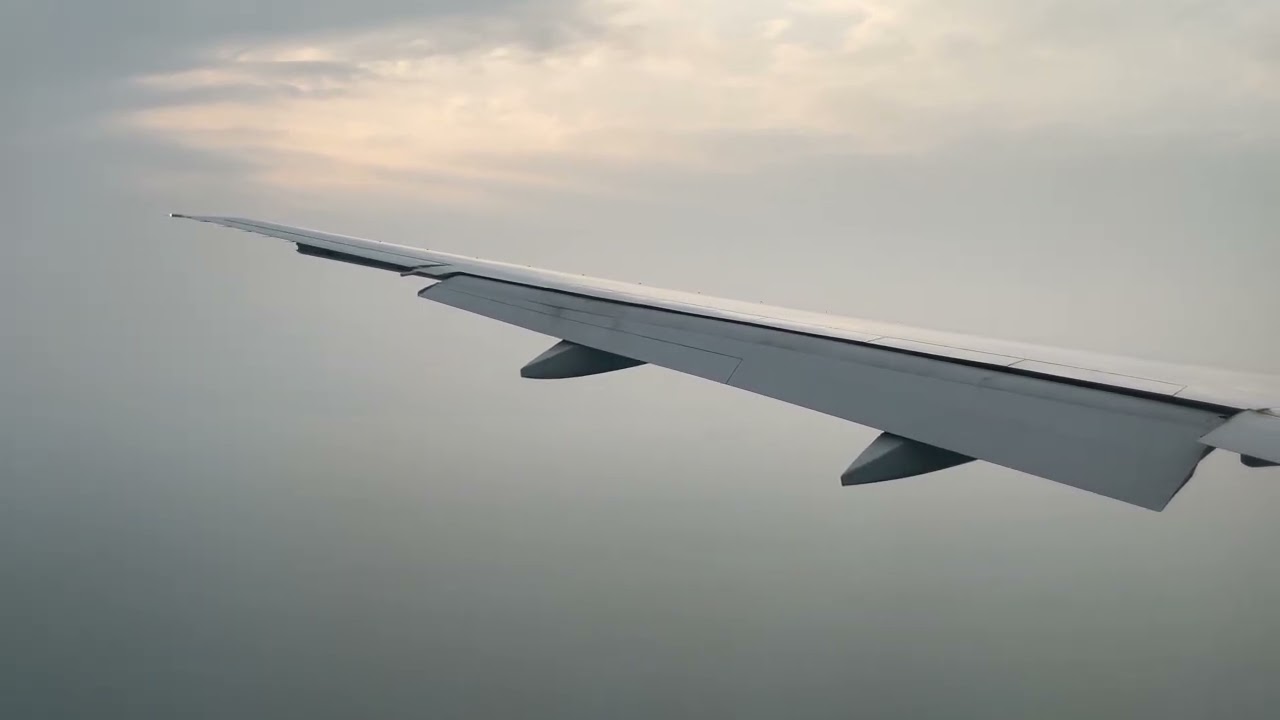 American Airlines flight AA281 landing in Seoul Incheon International Airport (ICN) 777-200