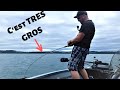 Fishing grosse touche en verticale au leurre  gros combat  gros poisson en lac 