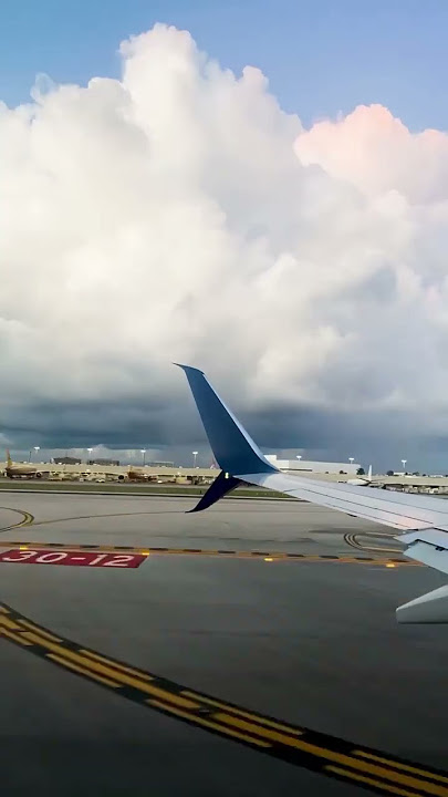 Airplane phone trick! 💡✈️Save this video for your next flight #timelapse #shorts #tutorial #bts