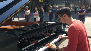 Pianist plays Interstellar, Disney, Zelda and more on the street!