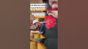 Barmannen wachten tot de laatste persoon vertrekt #gastvrijheid #komedie #barman #klantenservice