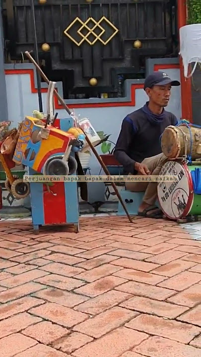 Persiapan Pertunjukan Jalanan Topeng Monyet