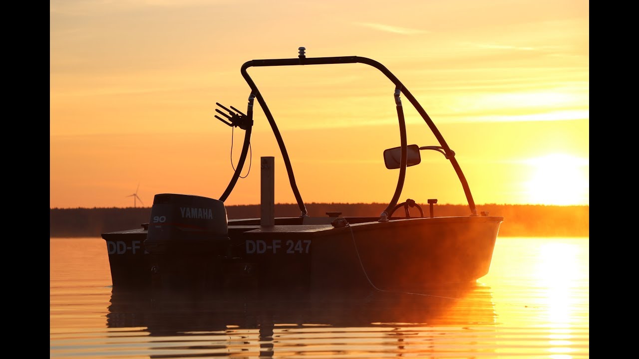 Idyllischer Sonnenaufgang / Betonboot / Wakeboardboot