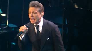 Luis Miguel por debajo de la mesa Tour 2023 Argentina