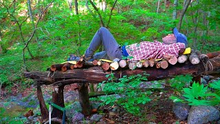 Turn a broken tree into the best tree bed. Bushcraft overnight in the mountains without fire.