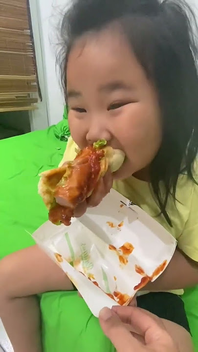 DUO BOCIL MAKAN HOT DOG