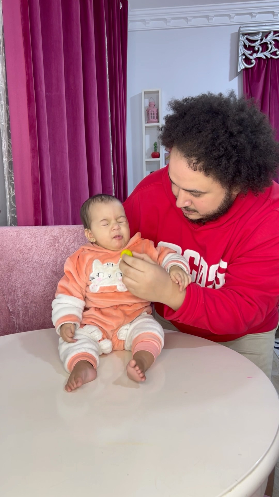 لما بنتك تاكل لمون ??