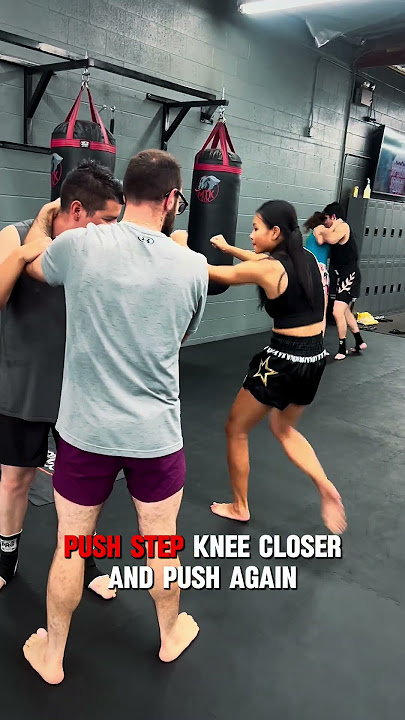 OneFC fighter teaches spearing KNEES #boxing #mma #foryou #muaythailife #muaythai