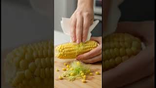 Rimuovere completamente la seta di mais in pochi secondi utilizzando un telo di carta umido #Shorts