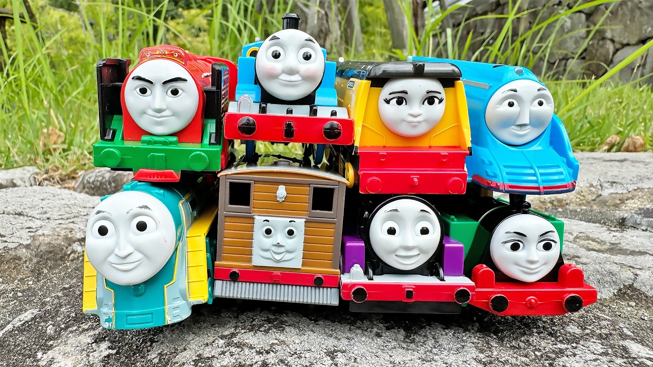 トーマスのお外でかくれんぼ！おかたづけ用の大きなトーマスで1台ずつかたづけていきます！