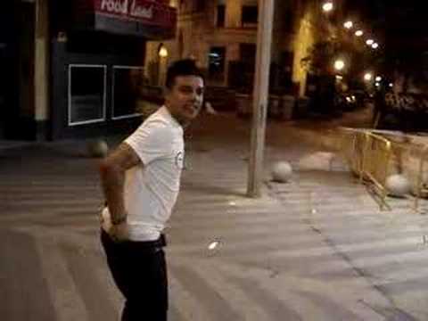 Carlos corriendo desnudo por Madrid