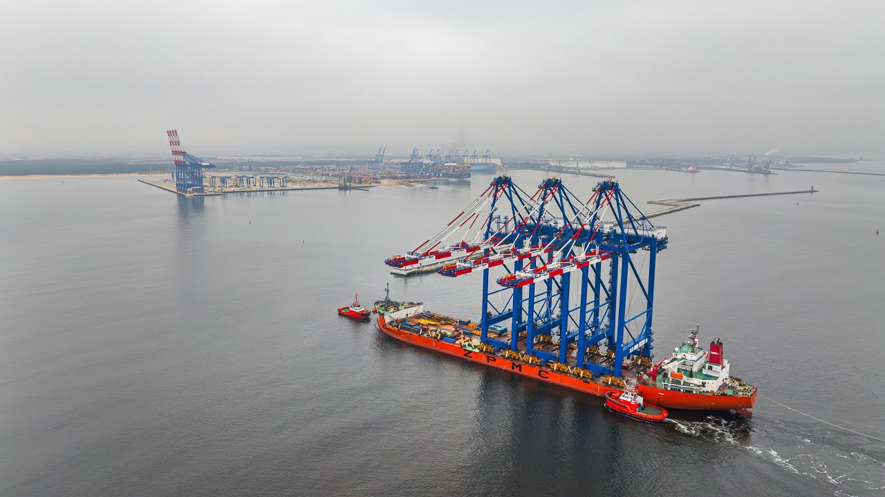 Trzy nowe suwnice dla T3 w Baltic Hub już przy nabrzeżu. Rozładunek lada moment