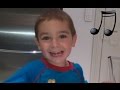 Enfant 3 ans chante comptine au clair de la lune  comptine paroles chanson