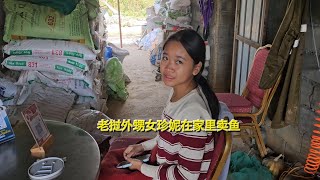 Aunt Amin went to the city to pick up a package, while her Lao niece Jenny helped sell fish at home.