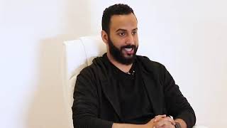 أدري إنك تراقبني، من بعيد لبعيد أدري إنك اختلقت قصة الحب اللي قاعد تعيشها كلام ولا أروع