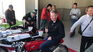 エディ・ローソン 気さくにクラシックバイクを物色する姿 2019 Suzuka Sound of Engines より ピットウォーク Pit Walk Sunday