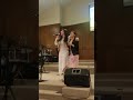 Veronica leal y Lesli Mejia cantando no tengo miedo seguir