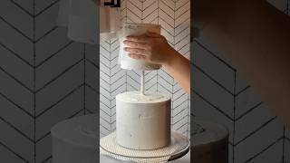 Stacking a tiered cake 👩🏼‍🍳#twotiercake #twotiercakes #tiercake #buttercream