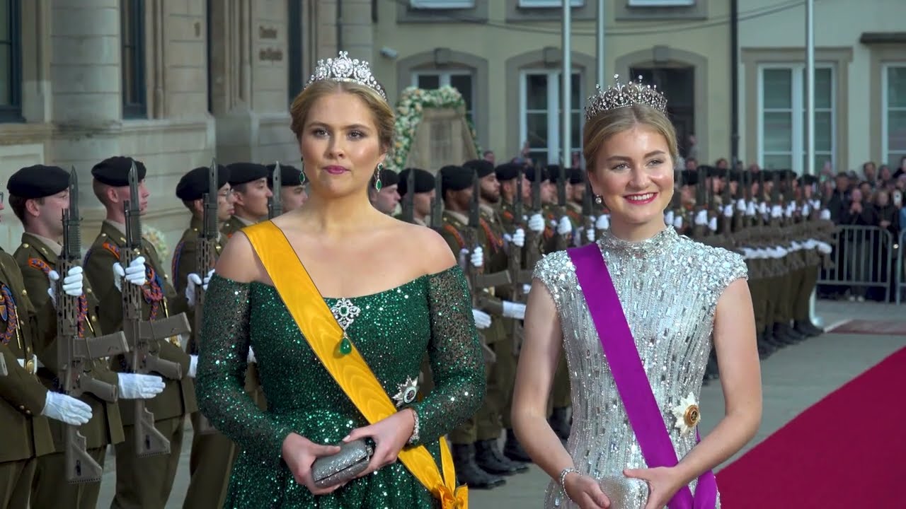 Wow! Máxima, Amalia en Elisabeth schitteren op rode loper in Luxemburg