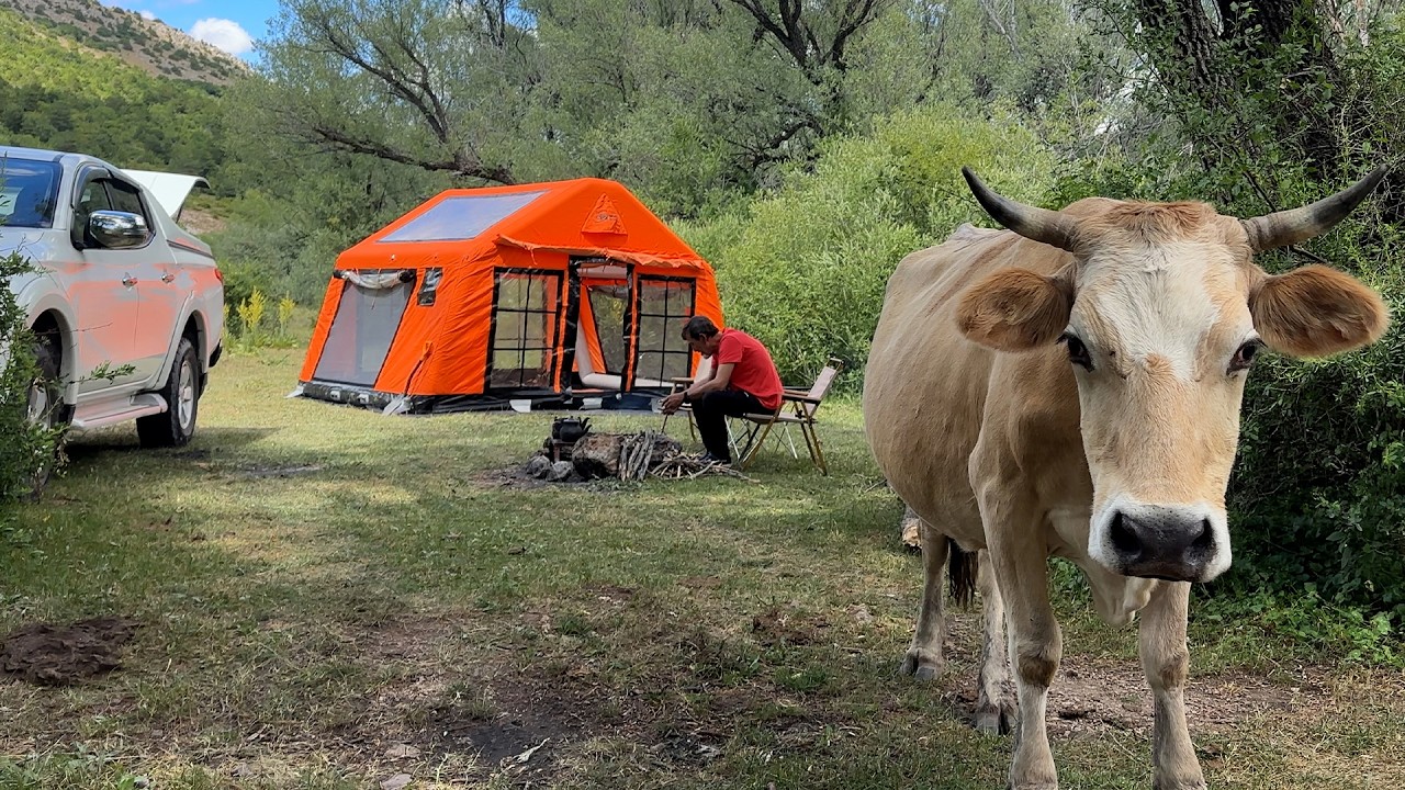 КЕМПИНГ У РУЧЬЯ ПРИ ТЕМПЕРАТУРЕ 1°C | КАК ОБОГРЕТЬ НАДУВНУЮ ПАЛАТКУ?