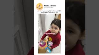 Abisine Yemek Ürürken Ufak Bir Engelle Karşılaşan Kardeş.