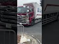 巨大トラックの右折