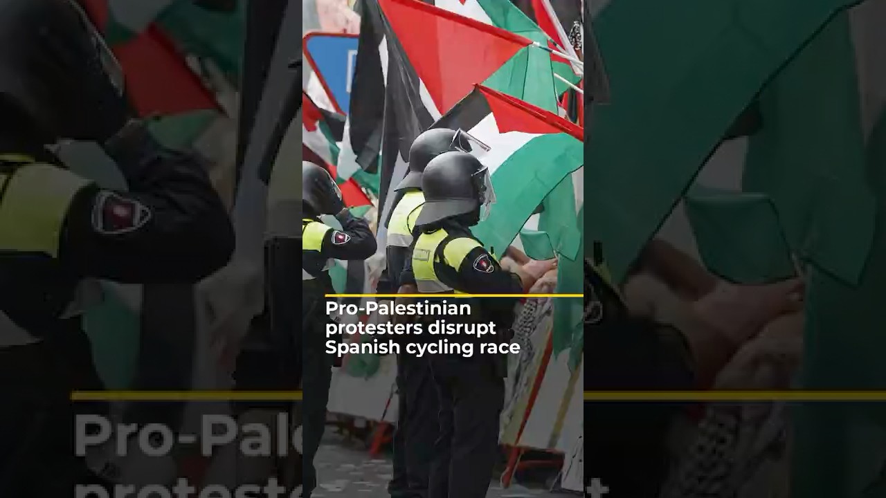 متظاهرون مؤيدون للفلسطينيين يعطلون سباق الدراجات في إسبانيا | AJ #shorts