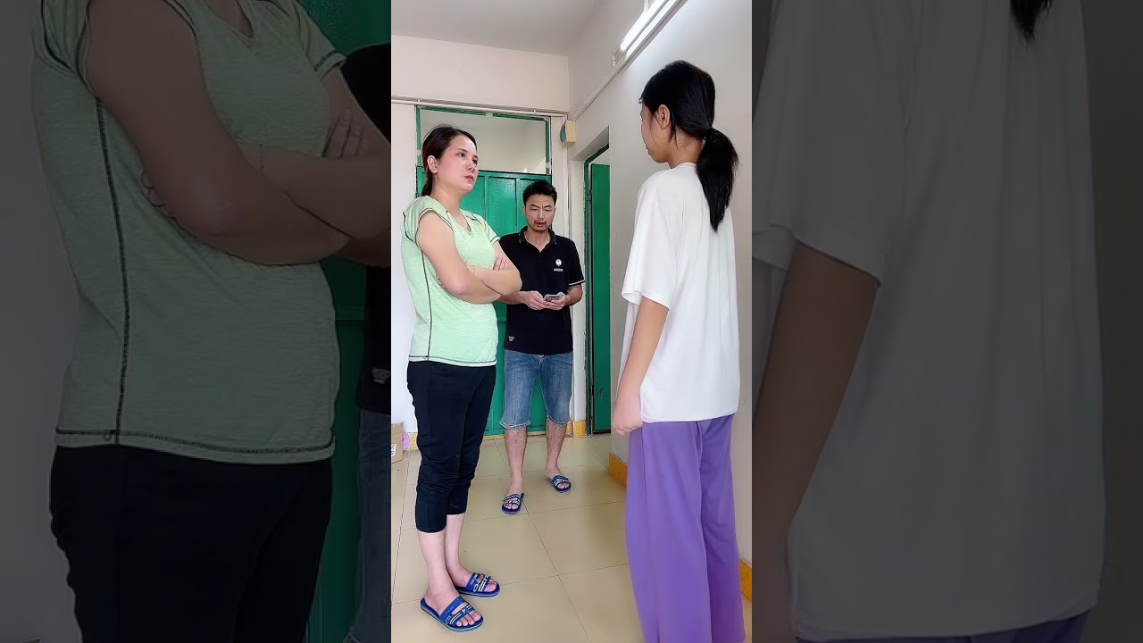 Материнская-дочерняя война готовится разразиться. Лучшая стратегия - убежать. Смешная семья.