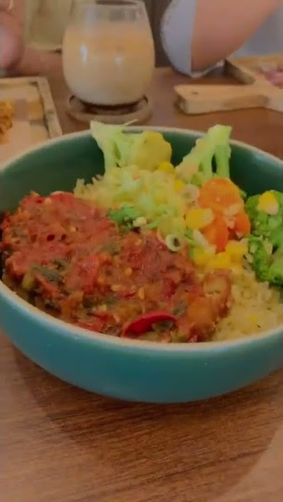Cuman di sini bisa makan bareng cewek cantik ya