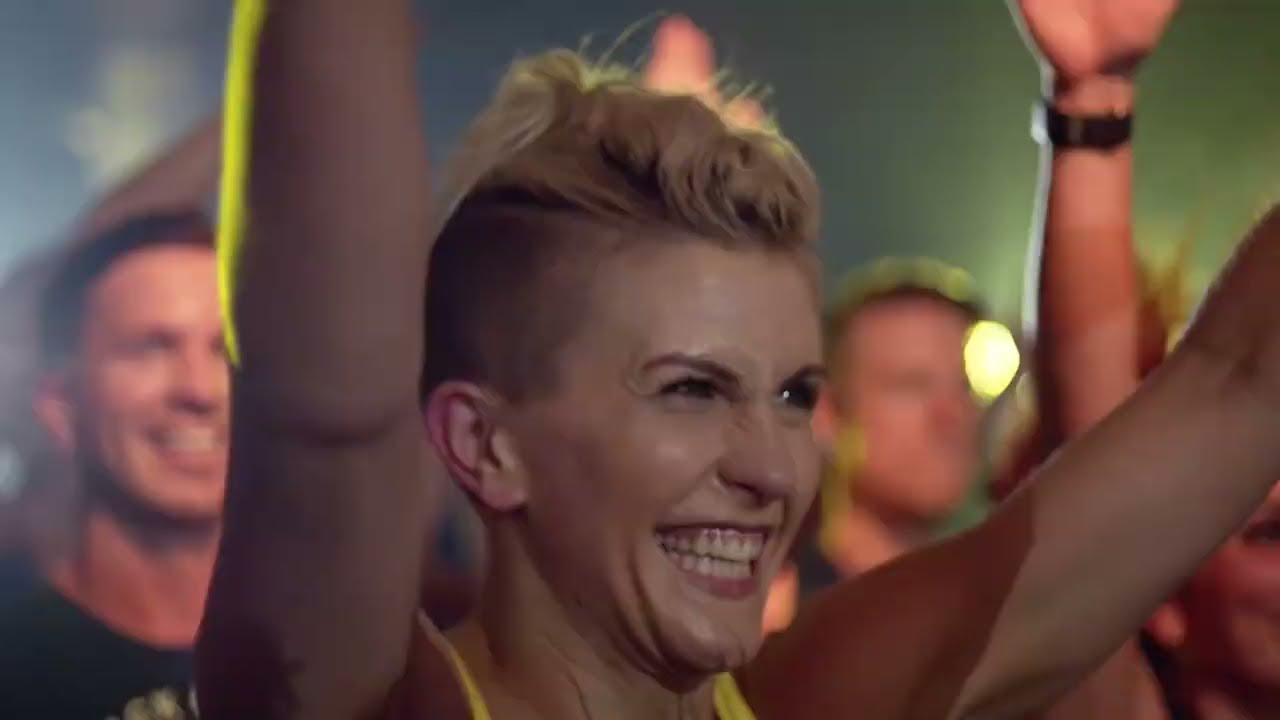 LES MILLS | BODYATTACK 100 | Lisa Osborne - YouTube
